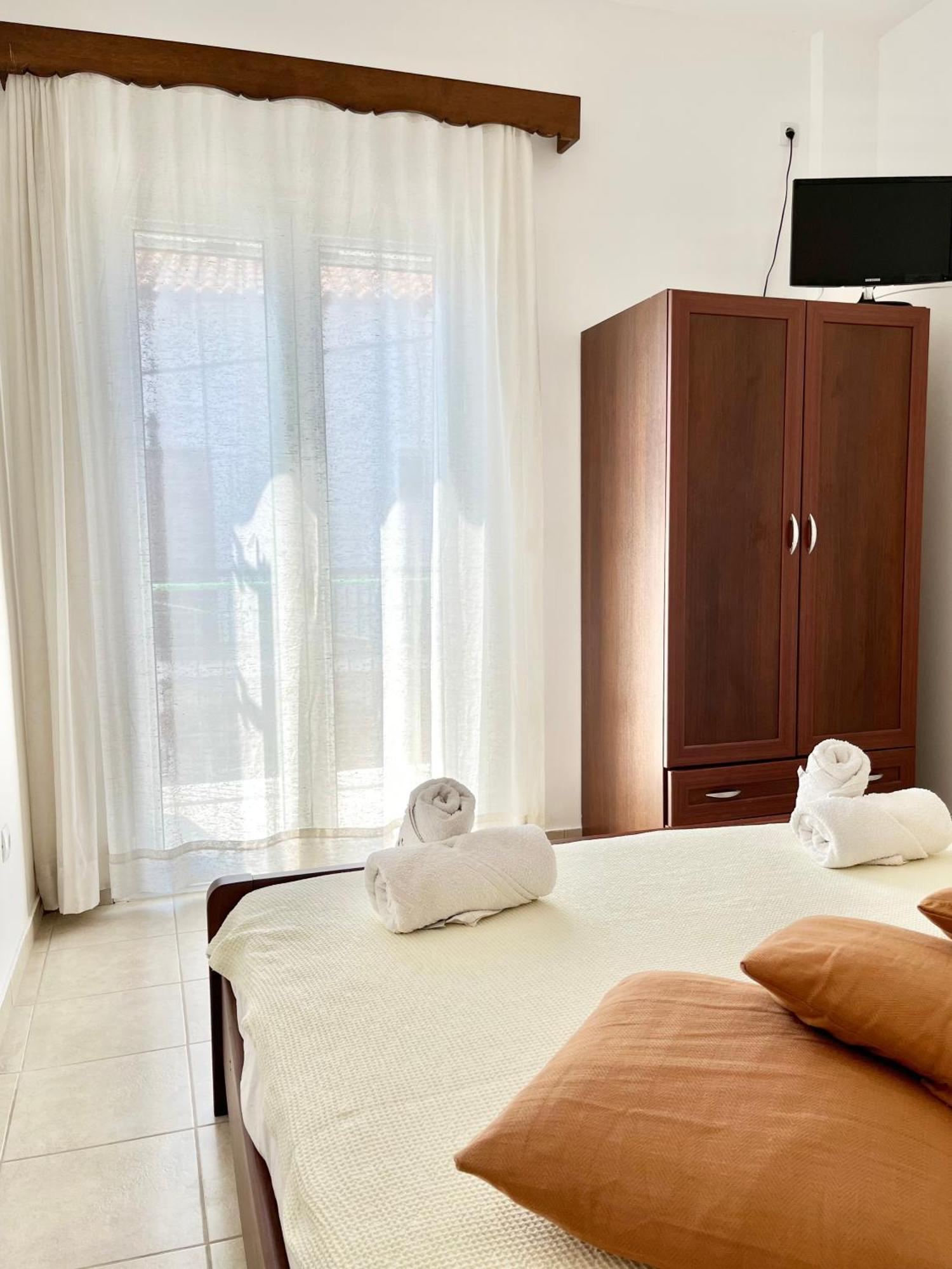 Koutrakis Rooms Finikounta Esterno foto